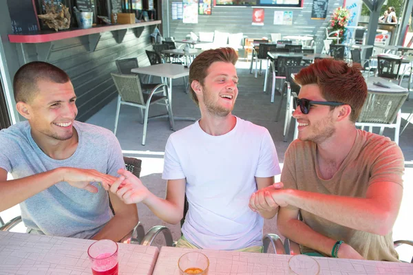 Gruppe fröhlicher junger Freunde trinkt Bier und feiert im Freien — Stockfoto