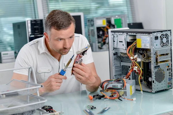 Reparacion de PC hombre y fondo — Foto de Stock