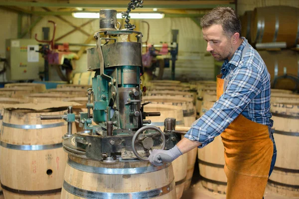 Cooper utilizando la máquina para hacer barril —  Fotos de Stock