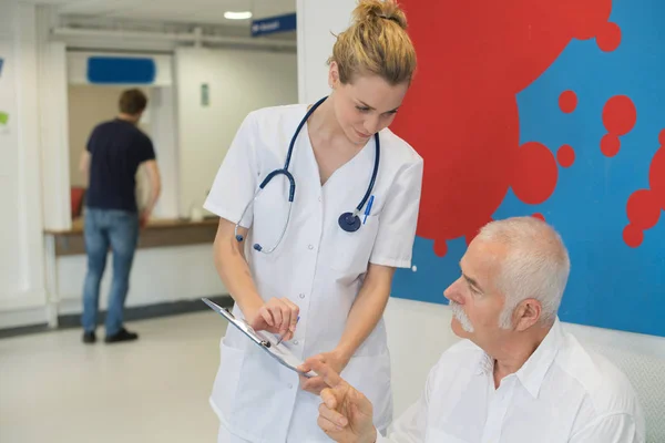 Läkare visar resultatet att patienten — Stockfoto