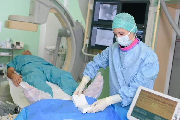 Paciente deitado na máquina de ressonância magnética enquanto o médico operá-lo — Fotografia de Stock