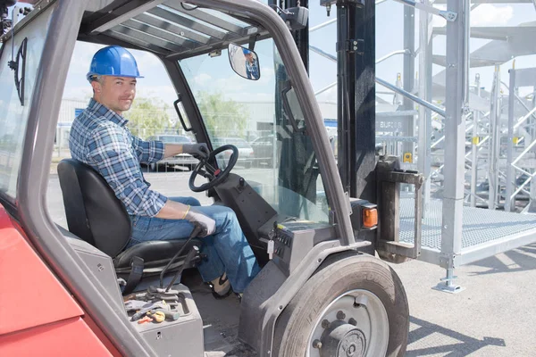 Heftruck operator en man — Stockfoto