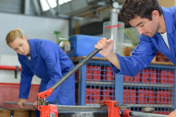 Novatos primeiro dia na fábrica — Fotografia de Stock