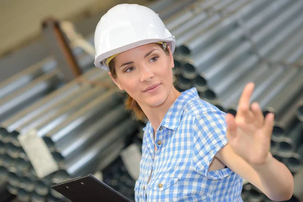 Lady clerk dando indicaciones — Foto de Stock