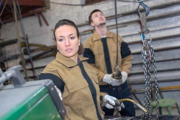 Ženské svářeč a kolega v továrně — Stock fotografie