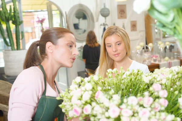 At the florist s and advice — Stock Photo, Image