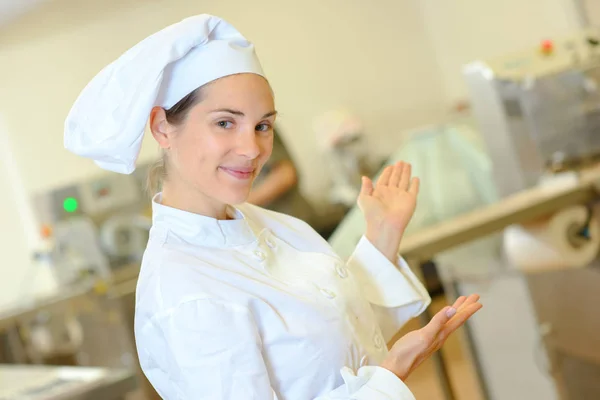Chef-kok met trots toont haar keuken — Stockfoto