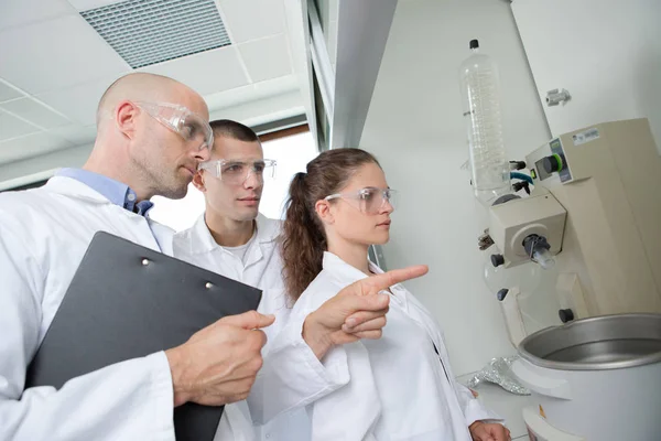 Groep wetenschappers werkzaam in het laboratorium — Stockfoto