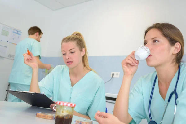 Медсестры разговаривают во время перерыва — стоковое фото