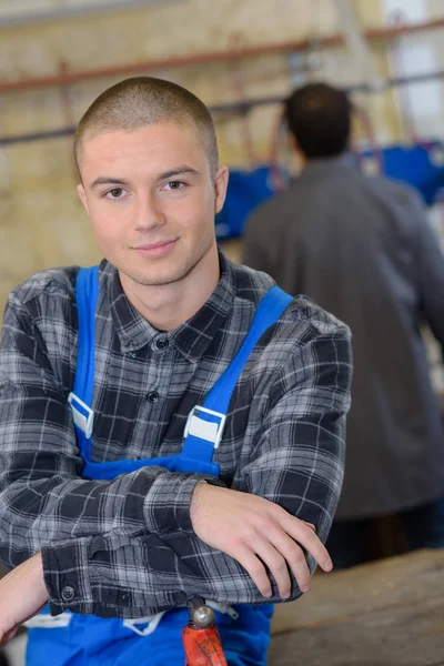 Pozitif genç garaj işçi — Stok fotoğraf