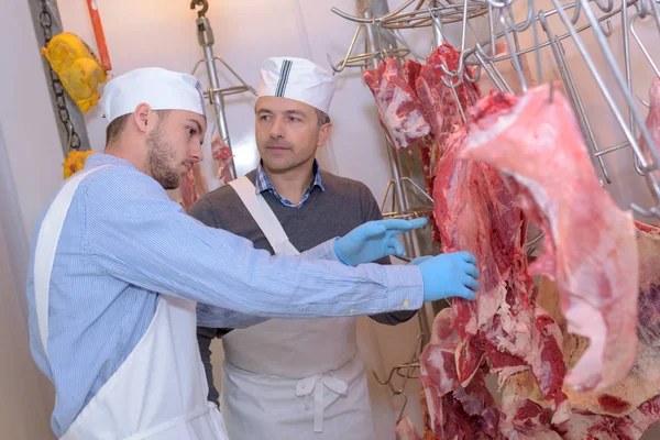 Carniceros mirando cadáveres de animales —  Fotos de Stock