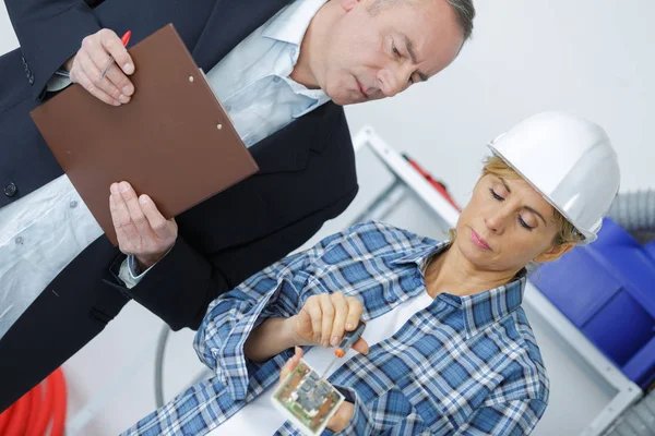 Voorman tijdens een bijeenkomst over een build-project — Stockfoto