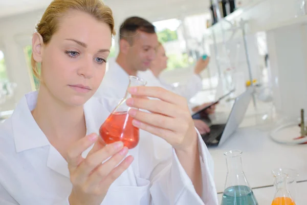 Chemisch technicus in het laboratorium — Stockfoto