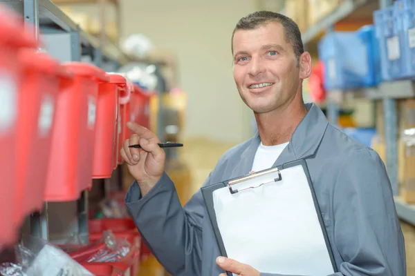 Zeigt auf eine Schachtel — Stockfoto