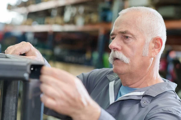 Volwassen man aan het werk in de fabriek — Stockfoto