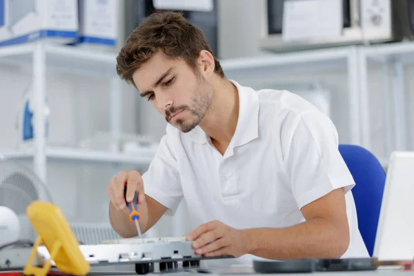 Uomo che installa piani cottura a induzione in cucina — Foto Stock