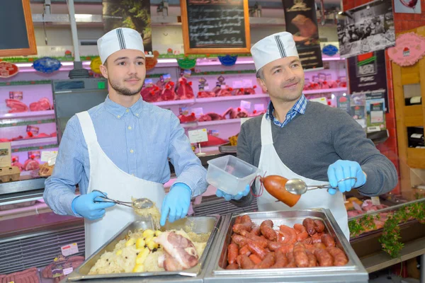 Servindo a carne cozida — Fotografia de Stock