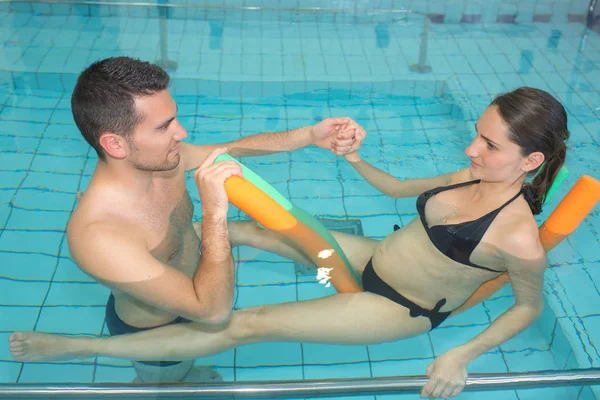 Signora incinta che si allena in acqua — Foto Stock