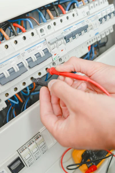 Checking the fusebox and assemble — Stock Photo, Image