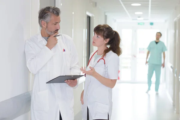 Mediziner im Gespräch auf Krankenhausflur — Stockfoto