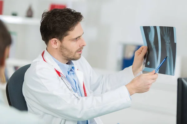 Mirando la imagen radiográfica de rayos X del cerebro — Foto de Stock