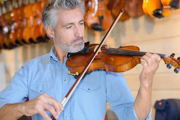 남자 남자 바이올린 연주 — 스톡 사진