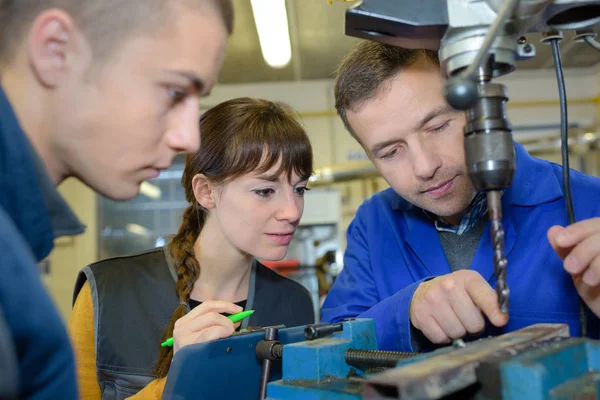 Студенти, що працюють на машині - обробка металу — стокове фото