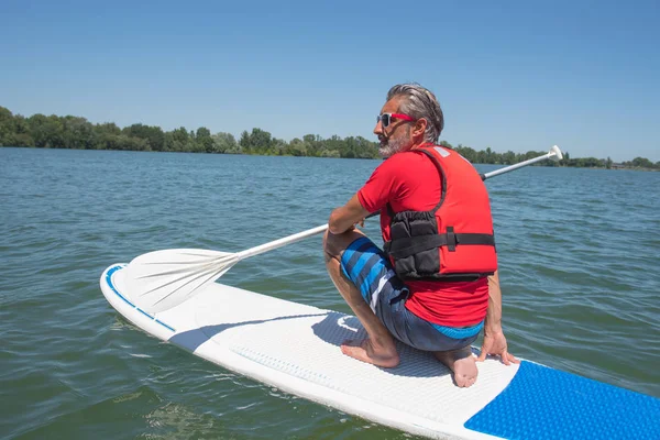 Man nemen een pauze van het stadsleven benadrukken — Stockfoto