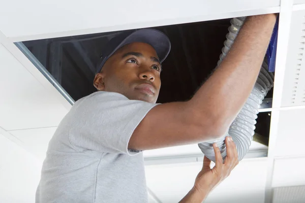 Connecting the ventilation hose — Stock Photo, Image