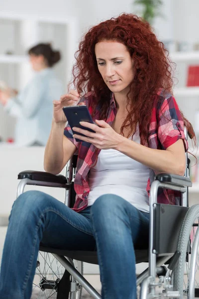 Handikappad kvinna textning på smartphone — Stockfoto