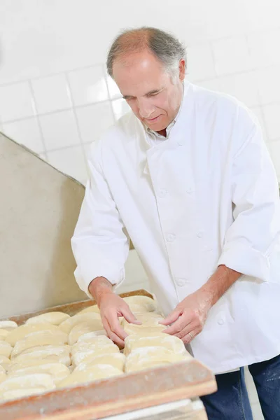 Baker preparando panes de pan —  Fotos de Stock