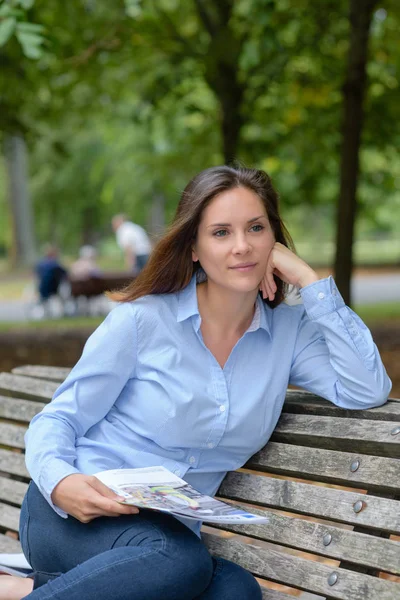 Donna seduta su una panchina — Foto Stock