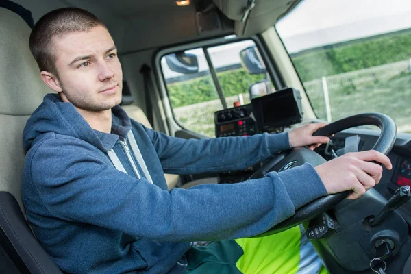 Молодий чоловік керує вантажівкою — стокове фото