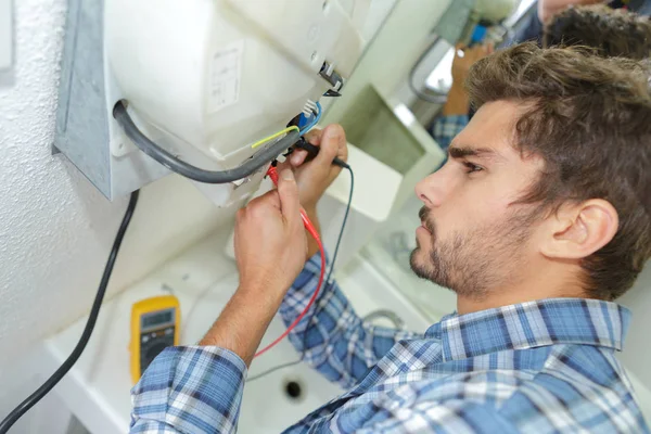 Handwerker behebt Elektro-Problem mit Handtrockner — Stockfoto