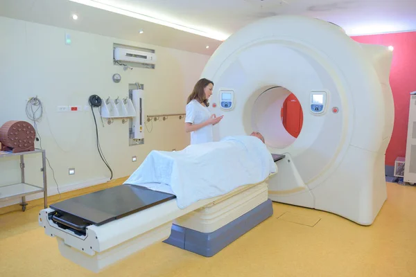 Full view of nurse with patient on scanning machine — Stock Photo, Image