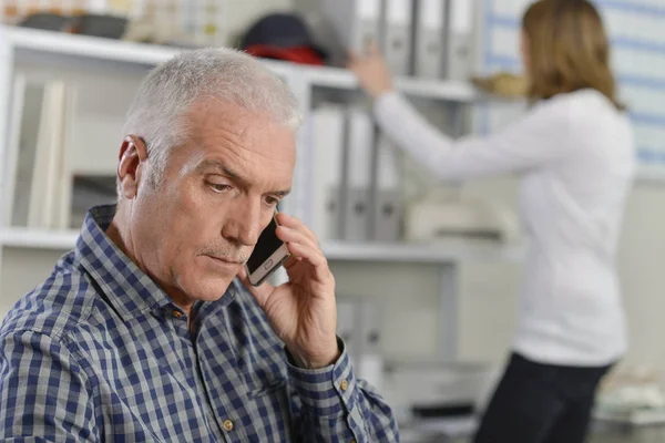 Senior kantoormedewerker nemen een belangrijk telefoontje — Stockfoto