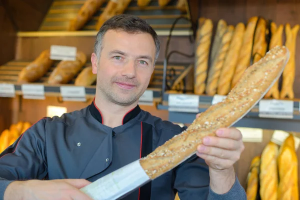 Manipulação sobre uma baguete — Fotografia de Stock