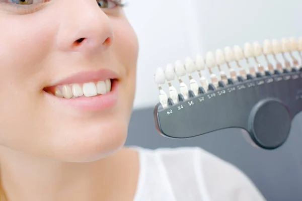 Señora sonriendo para mostrar los dientes para el partido de color —  Fotos de Stock