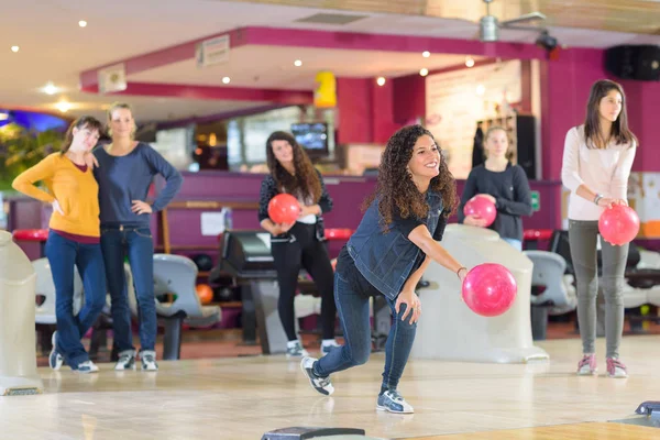 Spela bowling på skoj — Stockfoto