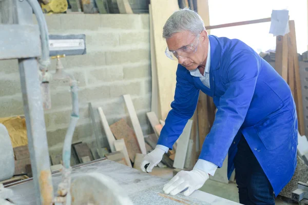 Pedra no trabalho e pedreiro — Fotografia de Stock