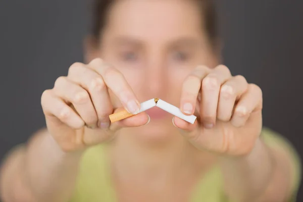 Hand verpletterende sigaret en kanker — Stockfoto