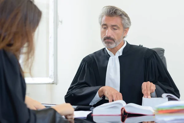 Αρσενικό δικαστής συνεννοούμενη με συνάδελφο — Φωτογραφία Αρχείου