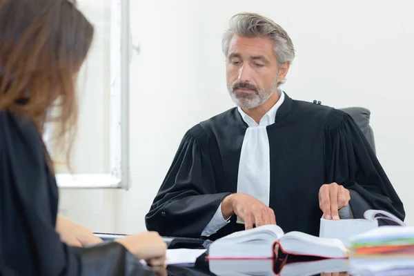 Mannelijke rechter toekennen met collega — Stockfoto