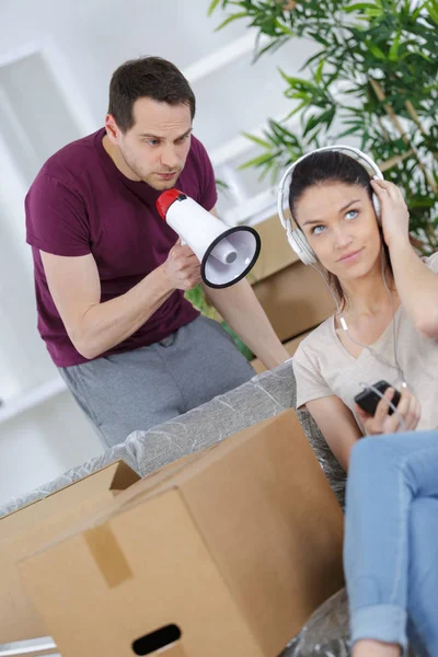 Casal infeliz tendo discussão ou romper em casa — Fotografia de Stock