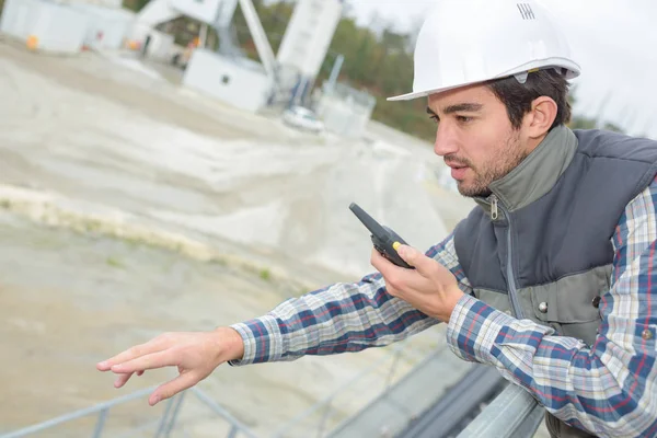 Arbeiter gibt ein Signal — Stockfoto