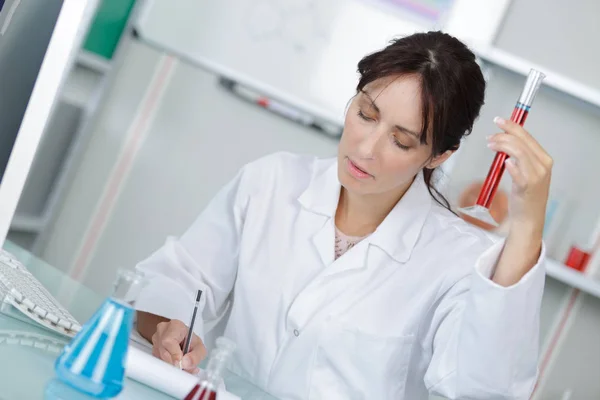 실험실에서 액체를 가지고 일하는 젊은 여성 과학자 — 스톡 사진