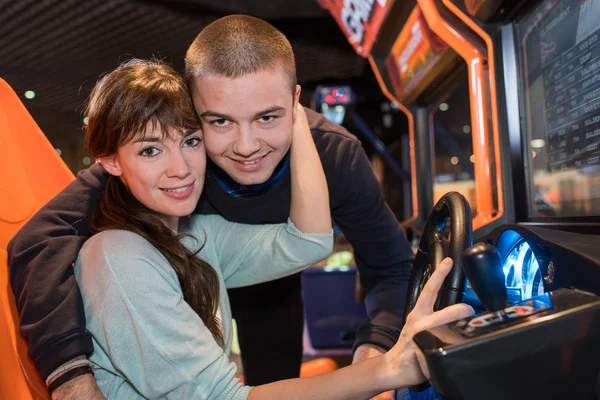 Lächelnder Freund spielt Videospiele mit Freundin im Freizeitpark — Stockfoto
