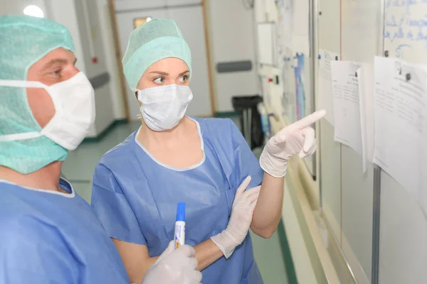 Pessoal médico que verifica o planeamento — Fotografia de Stock