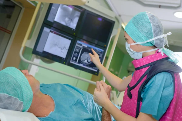 Радиолог объясняет сканирование пациенту — стоковое фото