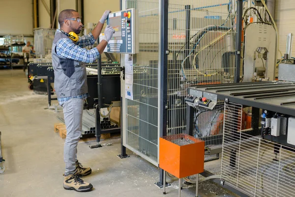 Trabajador que atiende la máquina — Foto de Stock